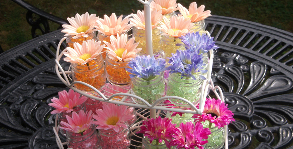 Z067 Tiny jars containing 1 flower and glass beads