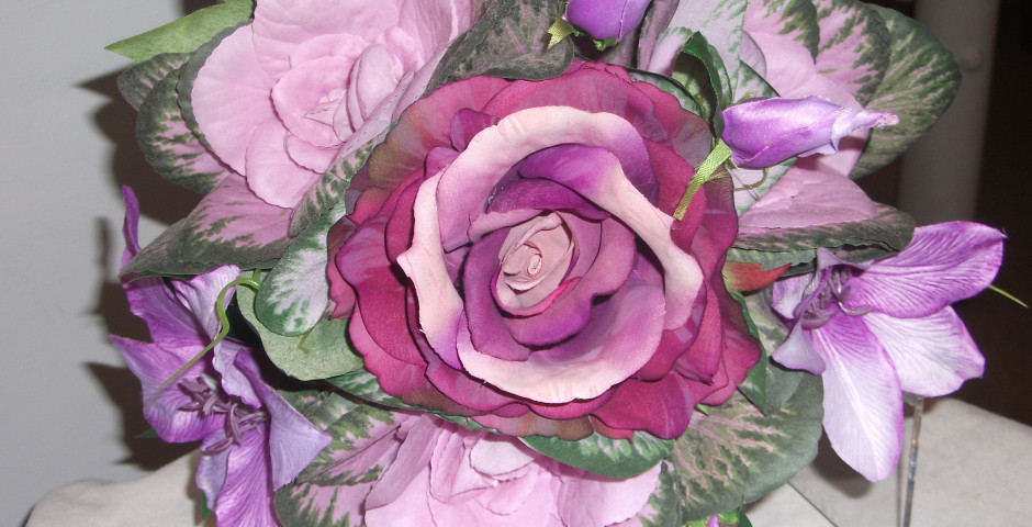 Z093 Large handtied with cabbages, lilac clematis and large rose