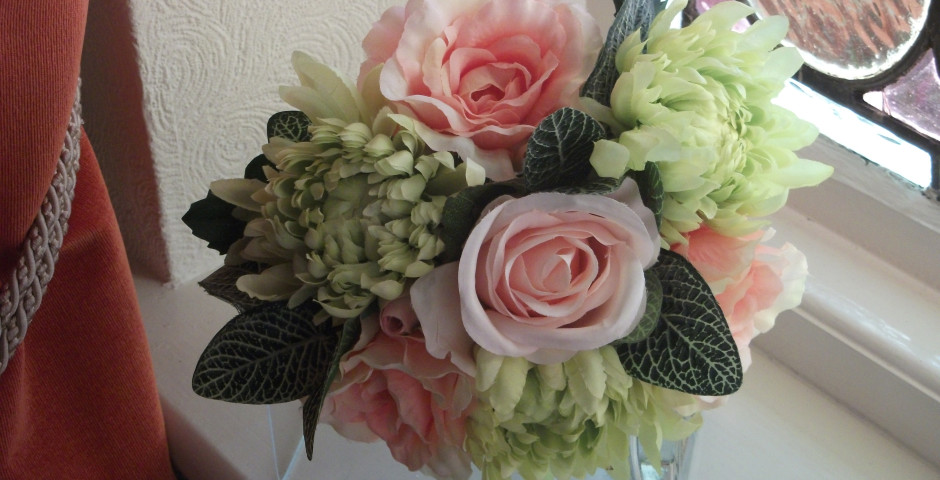 Z096 Small handtied with peach roses and green chrysanthemums