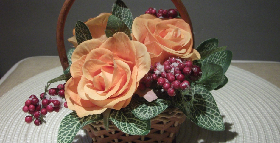 Z099 Small wicker basket with orange roses and berries