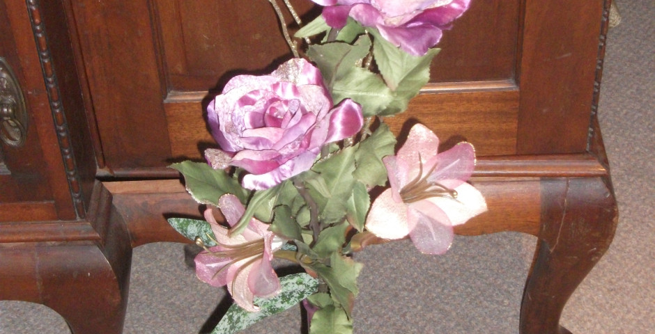 Z102 Tall pinky-lilac vase with glittery pink roses and lilies