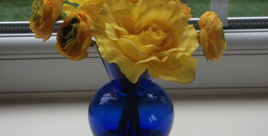 Z082 Blue glass vase yellow flowers