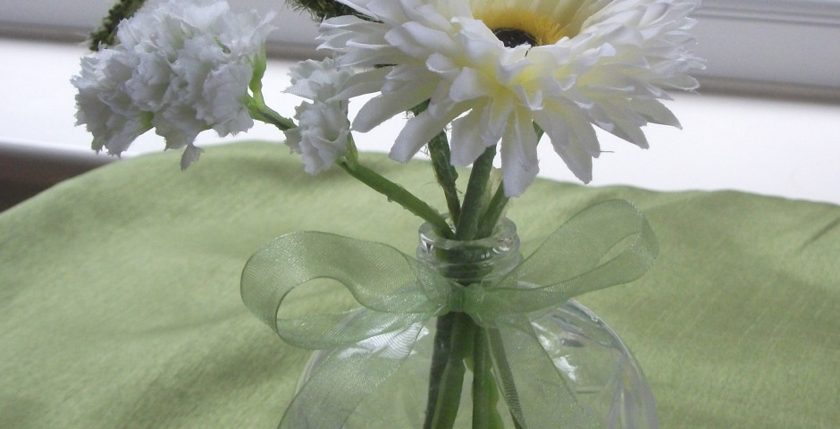 Z083 Cut glass vase and cream gerbera, statice, vibernum and grass