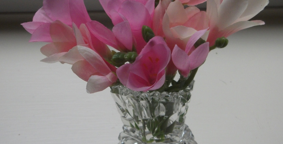 Z085 Vintage vase pink freesias