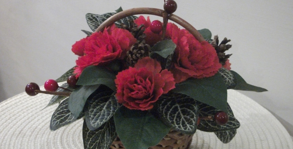 Z110 Small wicker basket with red carnations and berries