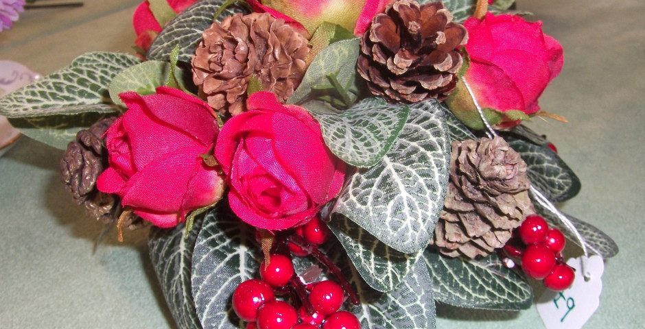 Z100 Christmas table centre with red roses, berries and pine cones