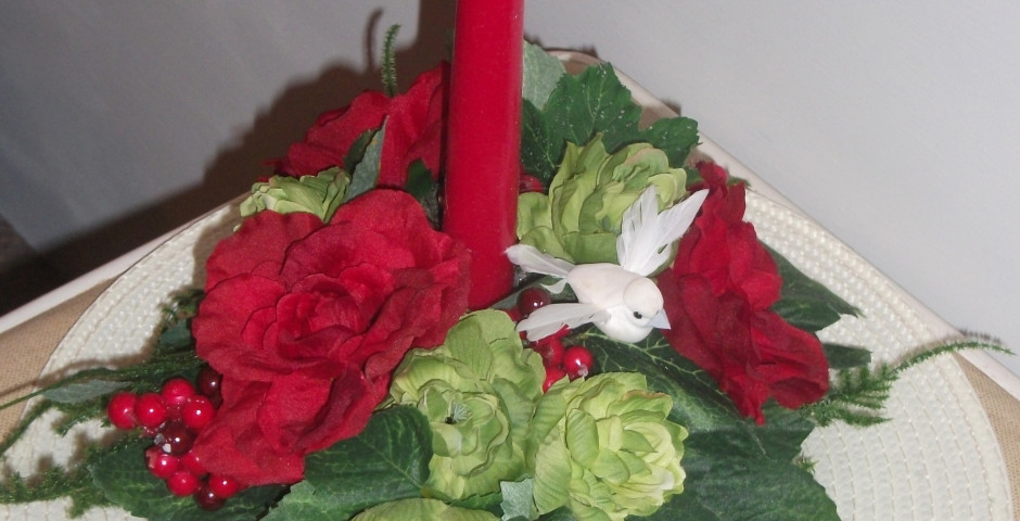 Z108 Christmas table centre with red candle, red roses and hops